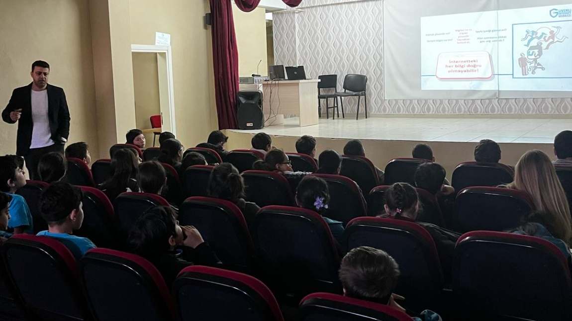 Okulumuzda Bilinçli Teknoloji Kullanımı ve Siber Zorbalık Semineri Düzenlendi